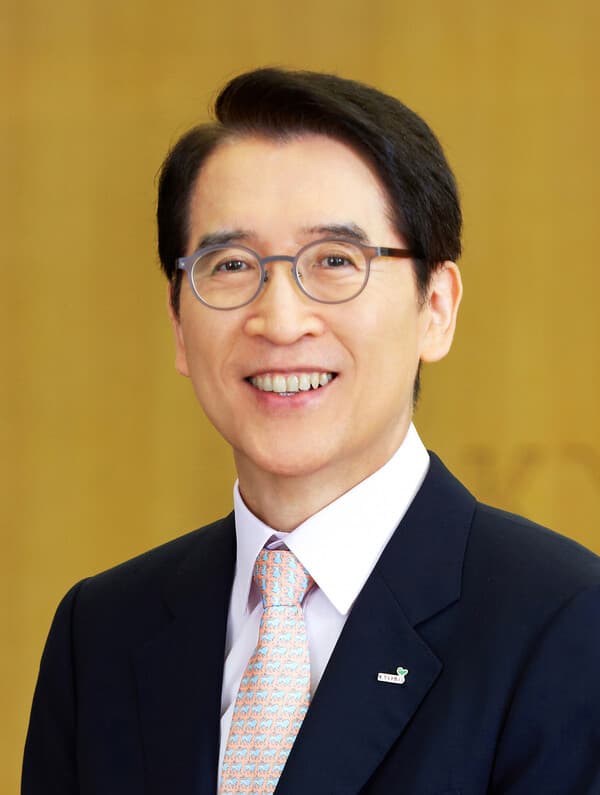 신창재 교보생명 의장... "지속 성장 위해 고객 중심 회사로 변화해야”